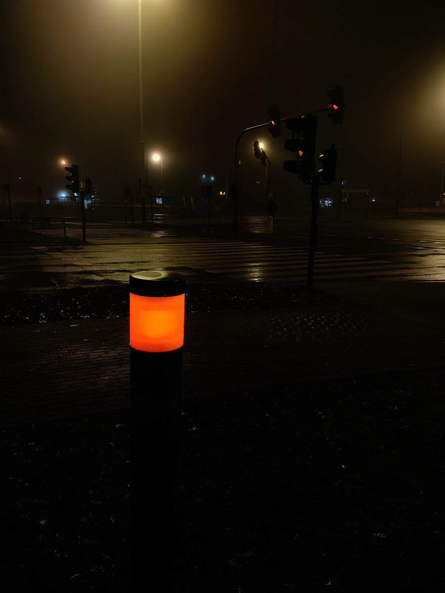 pawelekg's tweet photo. @MeteoprognozaPL Stan czujki stanu o jakości powietrza róg Retkińskiej i Wyszyńskiego w Łodzi, 5 minut ode mnie. Tak czerwona jak teraz jeszcze nie była. Najgorsza możliwa jakość powietrza. #air #aircondition #pollution #AirPollution https://t.co/QIMhRhdSrd
