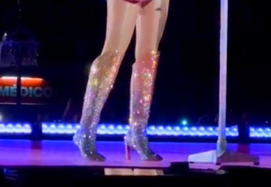 trackfiveguy's tweet photo. it’s the first kiss, it's flawless, really something, it's ✨heelless✨ https://t.co/o7qHMGU37J