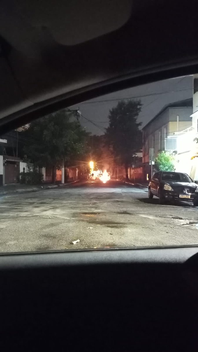 Manifestação devido à falta de energia em São Domingos na Rua General Osório. Evitem o local!