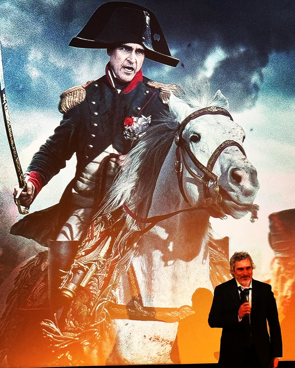 enriquelavigne's tweet photo. …y vino Joaquín Phoenix para defender su NAPOLEÓN …asumiendo riesgos hablando muy bien en Español para su presentación y aún más por hacerle hablar mejor en inglés para la peli… #napoleonmovie https://t.co/po3FfOcC8w