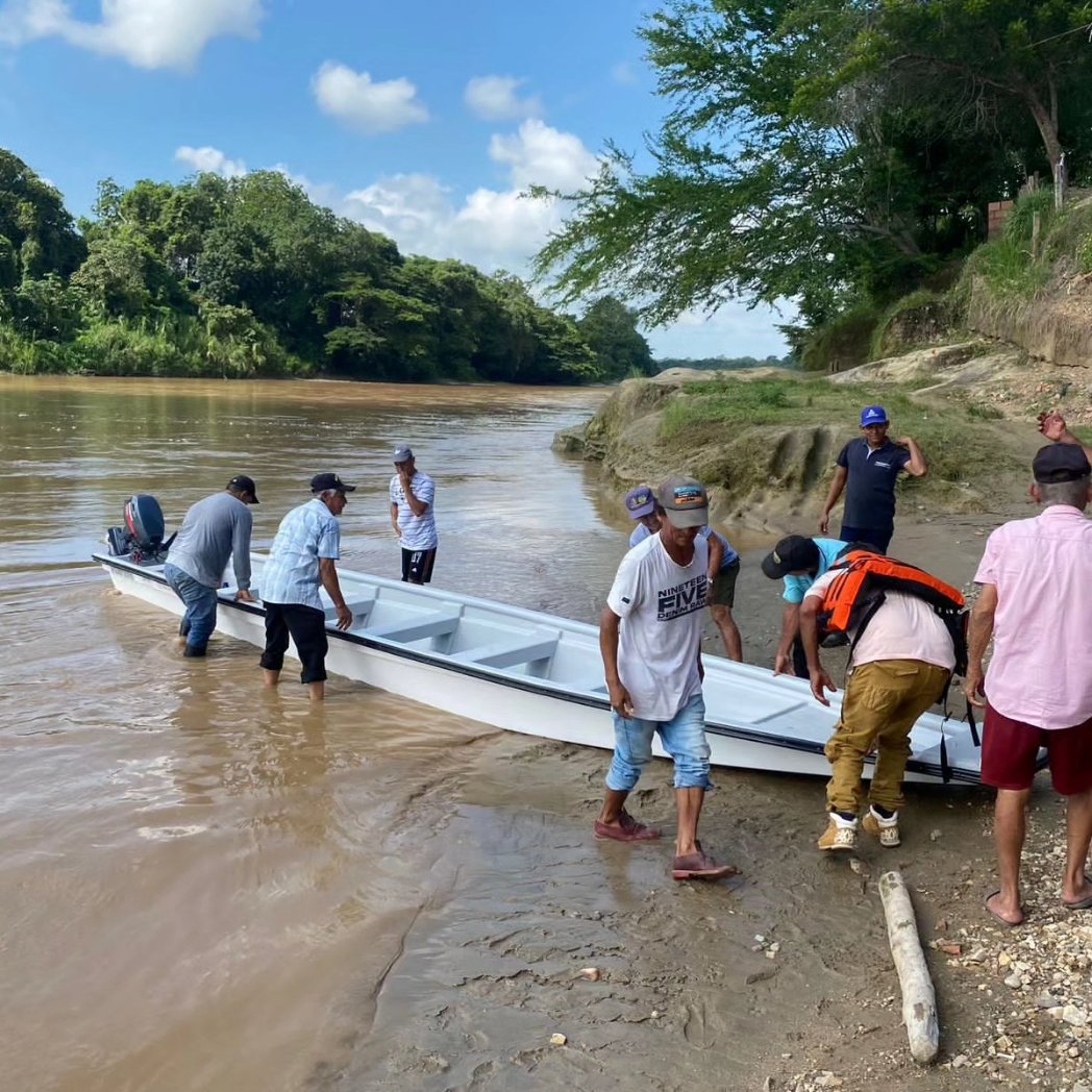 AUNAPColombia's tweet photo. #ProgramaDeFomento
Recorremos el país entregando a los pescadores artesanales 🎣 insumos para su oficio.
5���⃣ Asociaciones de #ElGuamo, #Prado y #Natagaima, #Tolima, recibieron embarcaciones en fibra de vidrio🚤, con su motor fuera de borda y kit de 10 chalecos salvavidas.👇 https://t.co/L0AqcYVCxa