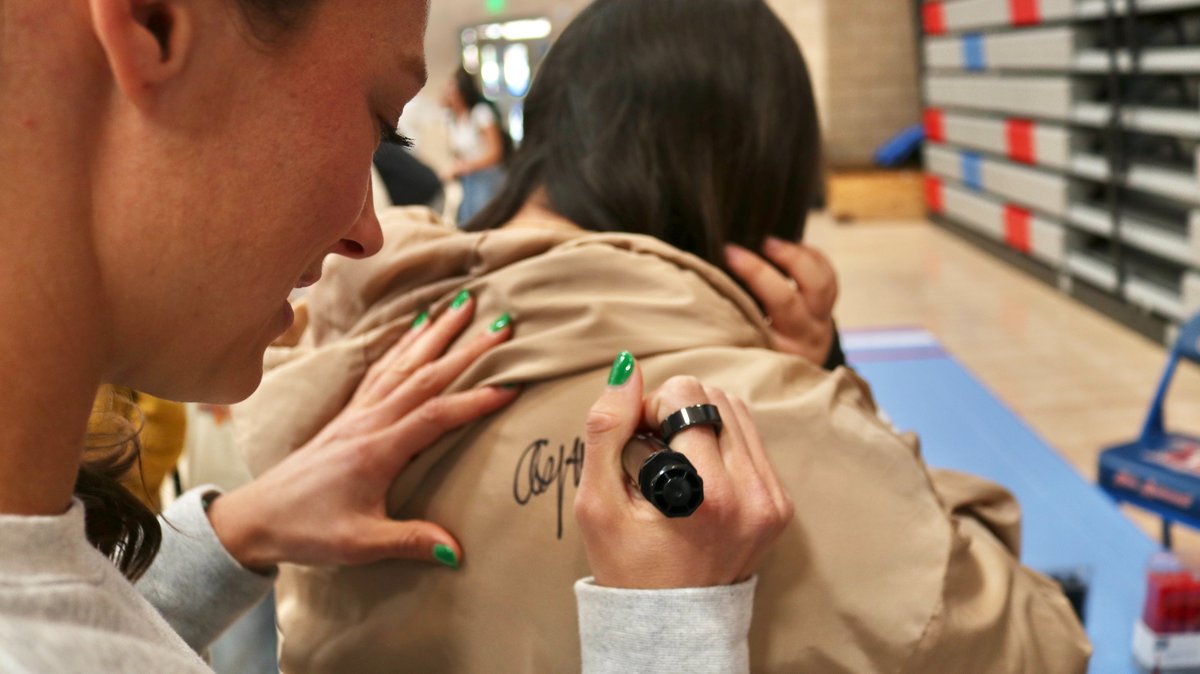 ogdensd's tweet photo. 🌟Inspired by @ash_hatch33's powerful words to female athletes today! The @ussoccer team member said, "There will be ups and downs, but control your belief in yourself. Keep pushing forward, achieve great things!" 🙌⚽️ Dream big, girls! #IchooseOgden https://t.co/ndFBXQaRtm