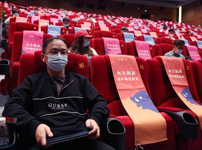 _IDVL's tweet photo. Le 14 février 2014 en Chine, un mec célib avait réservé un siège sur deux dans un cinéma pour empêcher les couples de s'asseoir ensemble😭 https://t.co/AiJLpmAT4r