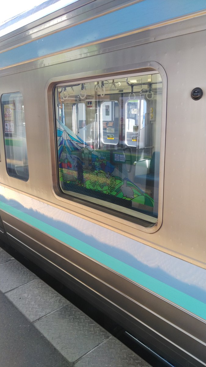 yamato_0304's tweet photo. 今日の上り434M、N326 2両目にこんなラッピングが。
いつの間に貼ったんだ…？
 #篠ノ井線 
 #中央東線 https://t.co/nKVbWW21EX