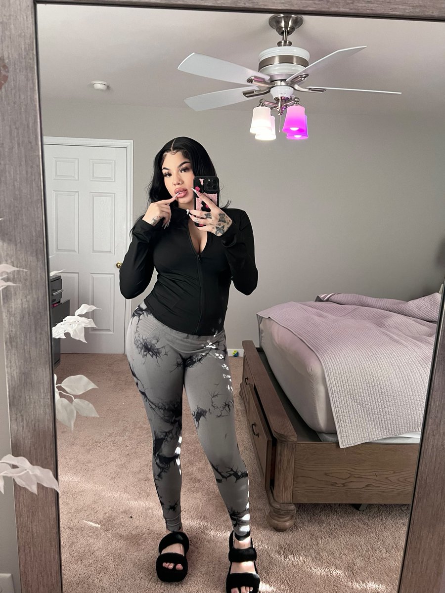 finestdes's tweet photo. Milf madness #23weeks https://t.co/OFwRz3jgg5