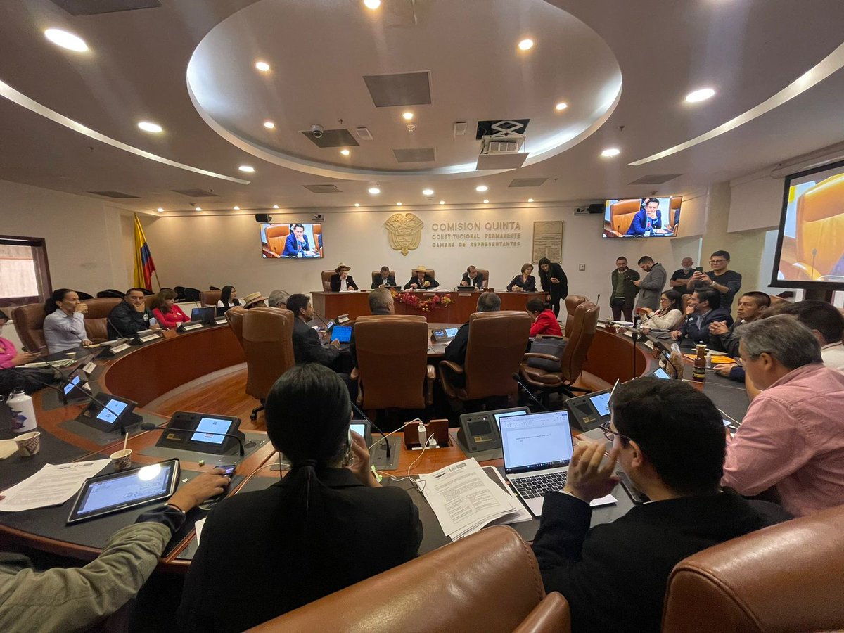 El Macizo Colombiano tienen su propia bancada parlamentaria, su trabajo está siendo fundamental para la <a href="/Unimacizo/">Universidad del Macizo</a>, ellos son: <a href="/LeylaProfe/">Profe Leyla</a>, <a href="/CancimanceL/">Andrés Cancimance</a>, <a href="/juanpablorepre/">Juan Pablo Salazar Rivera</a> <a href="/Jorge_bastidasR/">Jorge Bastidas - Pacto Histórico Cauca</a>, <a href="/eravelasco/">Erick Velasco - Pacto Histórico</a>, <a href="/MarthaAlfonsoJ/">Martha Alfonso La Profe</a>, <a href="/PeteErmes/">Ermes Pete Vivas</a>, <a href="/aida_quilcue/">Aida Quilcué</a>, <a href="/RobertDazaG/">Robert Daza Senador Campesino</a> y <a href="/albertobemo/">Alberto Benavides Mora</a>.