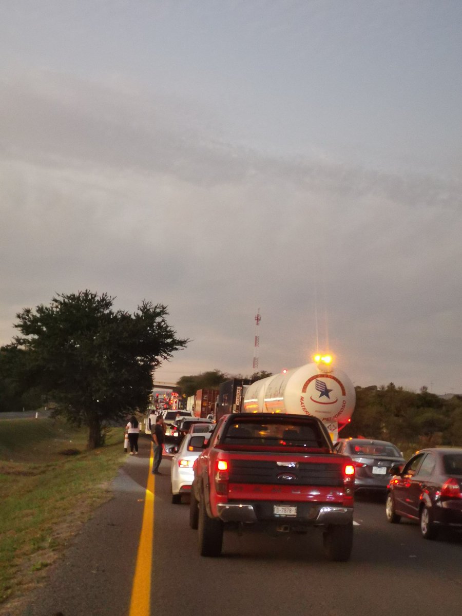 Clauo27's tweet photo. @Trafico_ZMG tráfico colapsado al ingreso a GDL. Desde acatlan de Juárez hasta Buenavista. https://t.co/T4kUI7kgqY