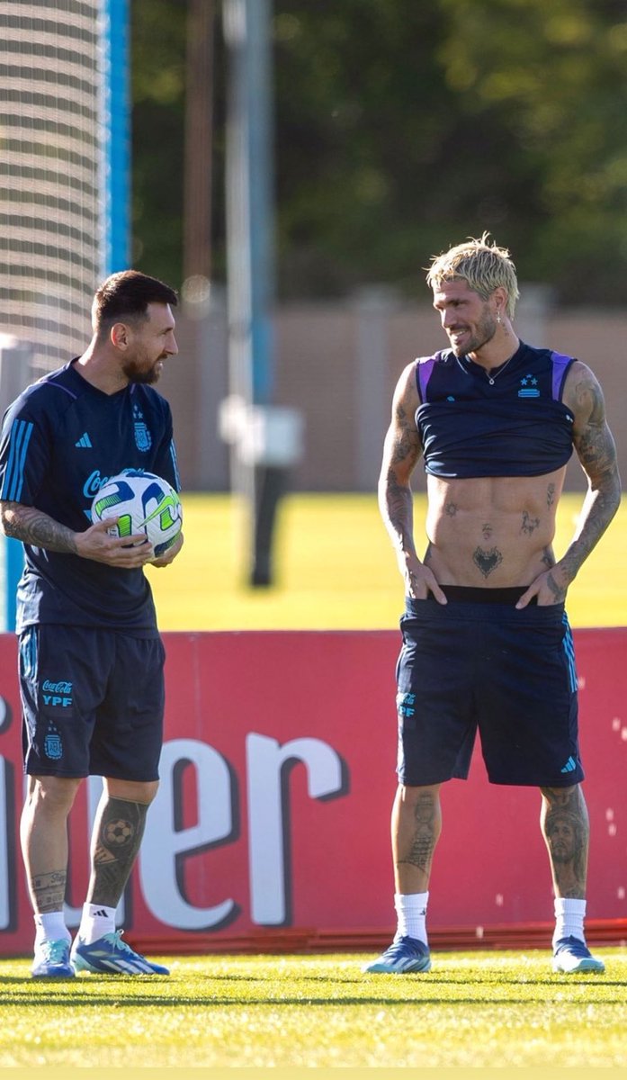 de paul ya no sabe en qué idioma decirle a messi por favor cogeme encima messi es siempre el meme de yo re boludazo mal