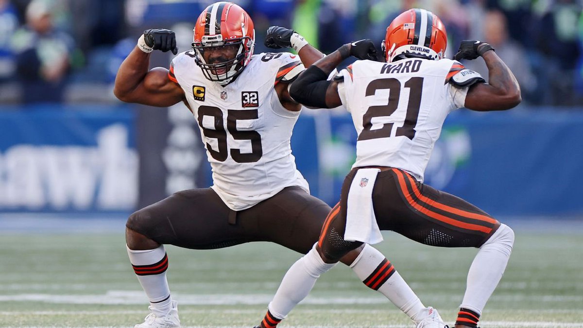 BrianSpoon's tweet photo. In the last 30 years, only 14 teams have made the playoffs after having at least three different QBs start at least two games each.

This #Browns team looking to make it 15 💪

Source: https://t.co/my7yrYYGsT https://t.co/qx2fJG3fIK