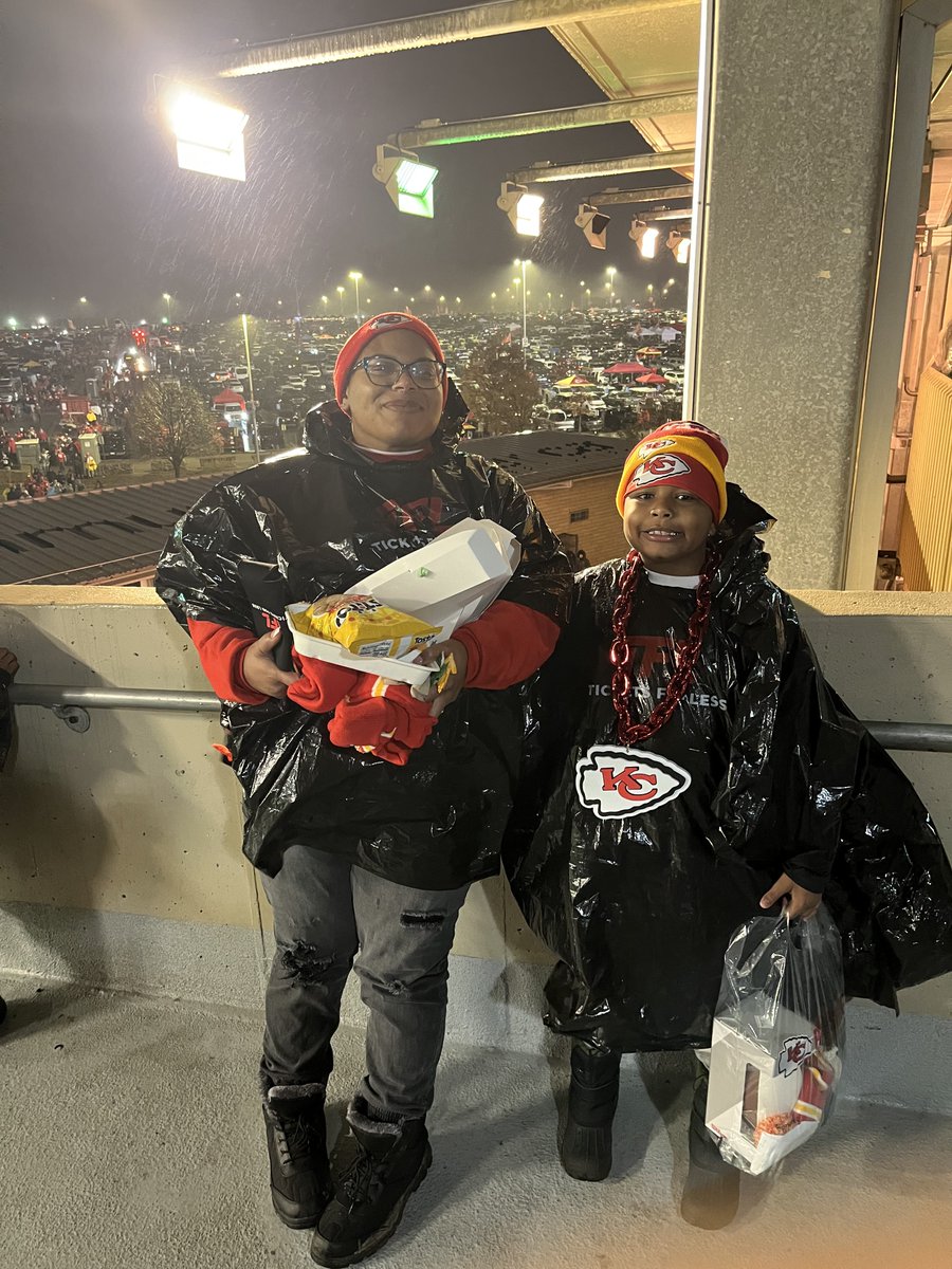 KCSNFoundation's tweet image. Ayden and Rai’lynn are taking in tonight’s Super Bowl rematch between the Chiefs and Eagles thanks to the #MyFirstGame campaign, @HelpKCKids and @TicketsForLess! 

#ChiefsKingdom