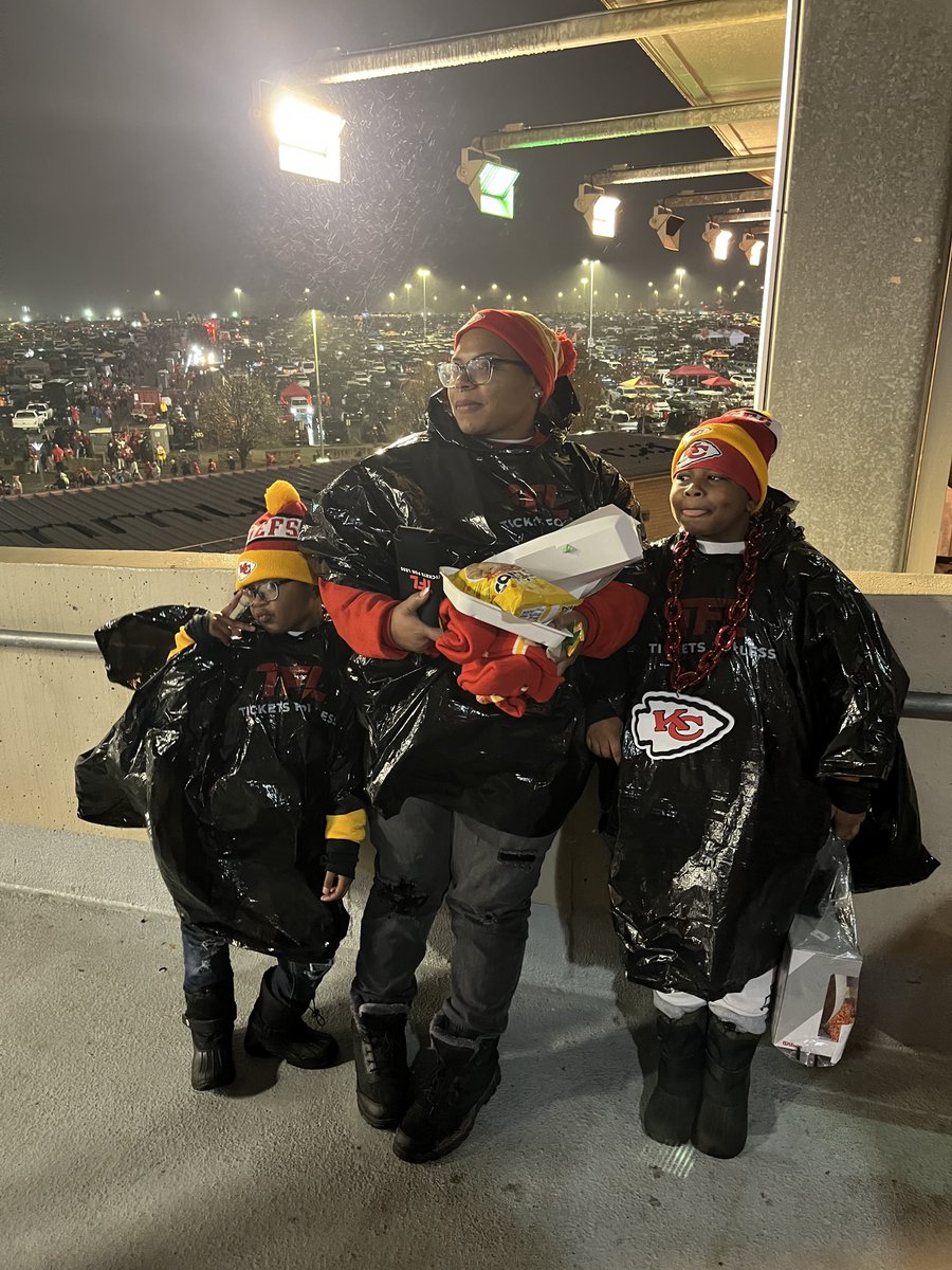 KCSNFoundation's tweet image. Ayden and Rai’lynn are taking in tonight’s Super Bowl rematch between the Chiefs and Eagles thanks to the #MyFirstGame campaign, @HelpKCKids and @TicketsForLess! 

#ChiefsKingdom