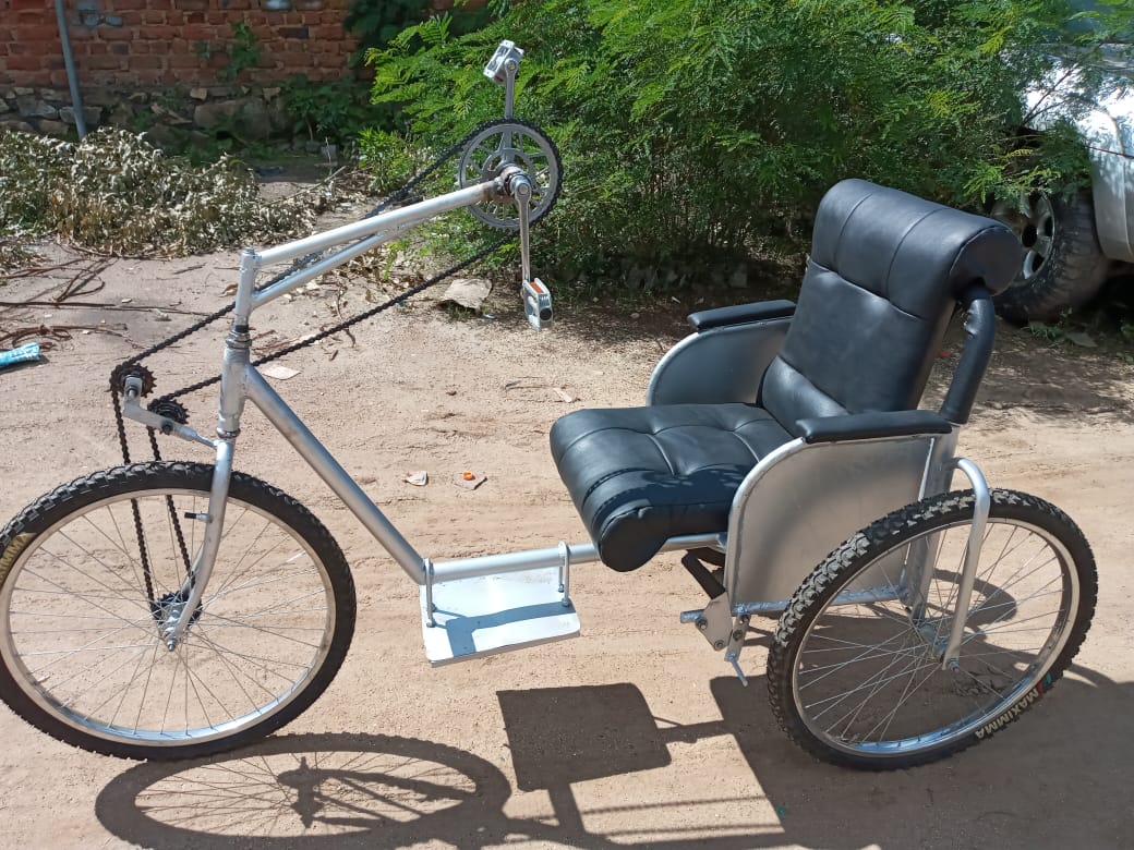 CongoRpdi's tweet photo. Le rassemblement des personnes handicapées pour le développement intégral RPDI, commence a produire des d'oreilles roulants à Bunia https://t.co/2AgThbQewM