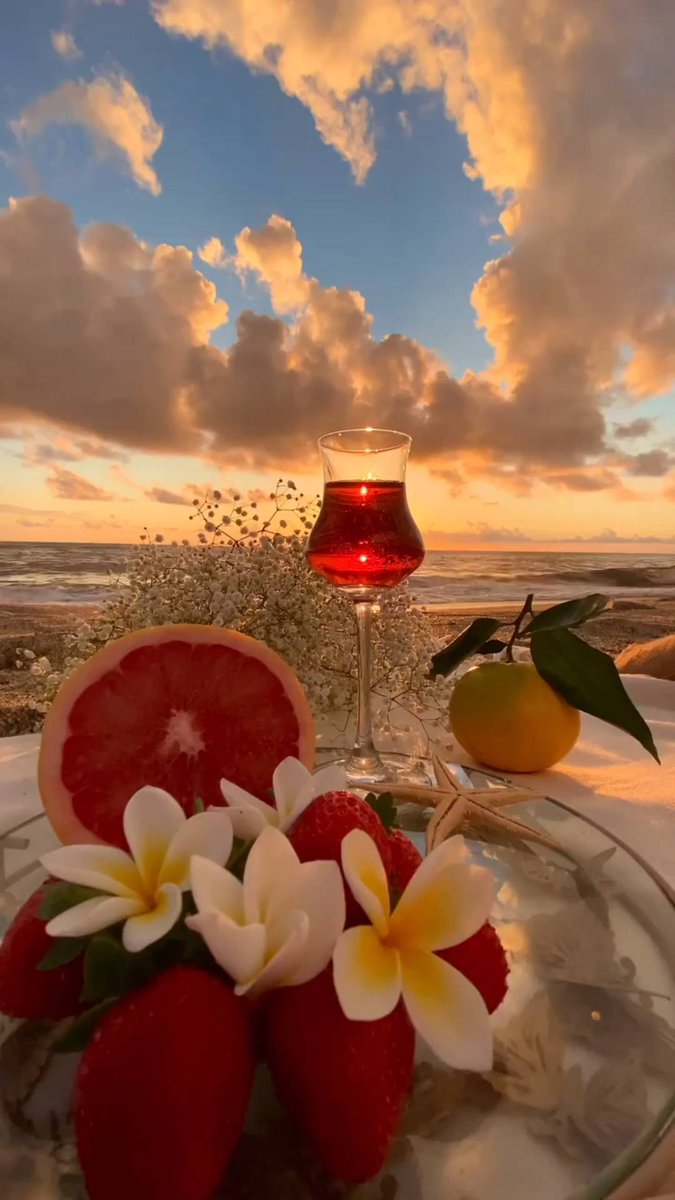 Face like a peach blossom, heart as deep as the sea