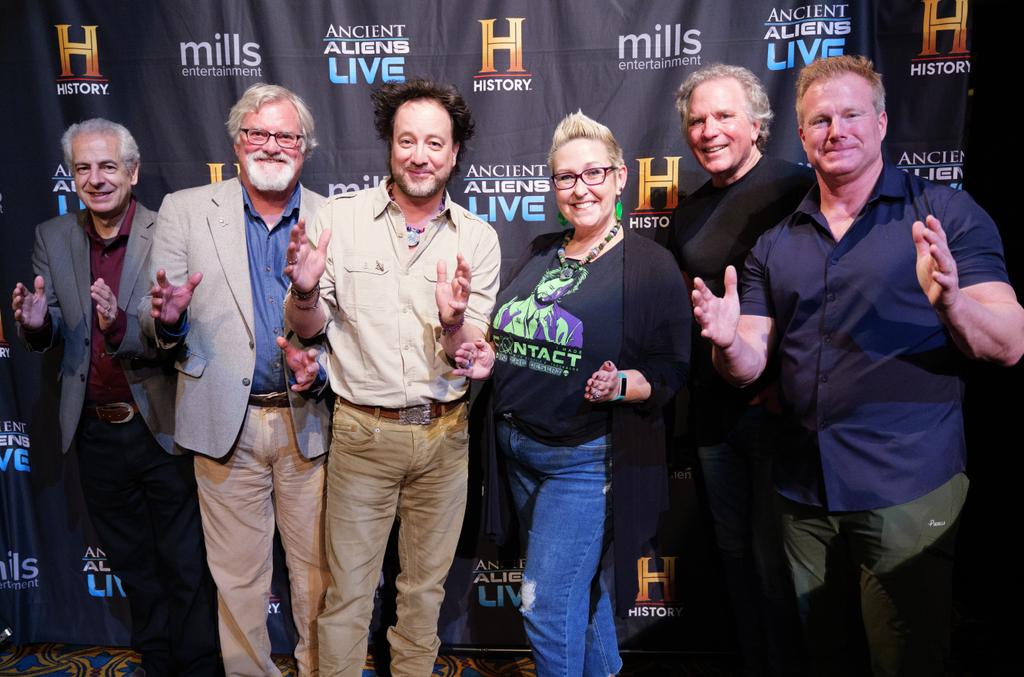 Kim_Sirius's tweet photo. The photos are up! 💚🛸👽 #AncientAliensLive #AncientAstronautTheoristsSayYes https://t.co/g8IC64cO5x