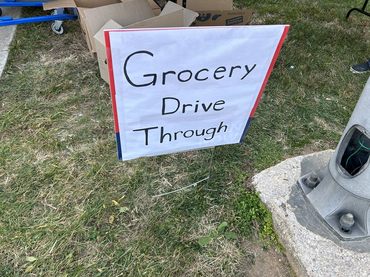 Pdavis5Davis's tweet photo. @BCPS_SSW @PGMSinBCPS  SSW Tori Towson connects with families during today’s grocery drive thru #engageEmpower @NYounger3 @BCPSOSSS @WVUTRICIA https://t.co/y0RtyM0NYy