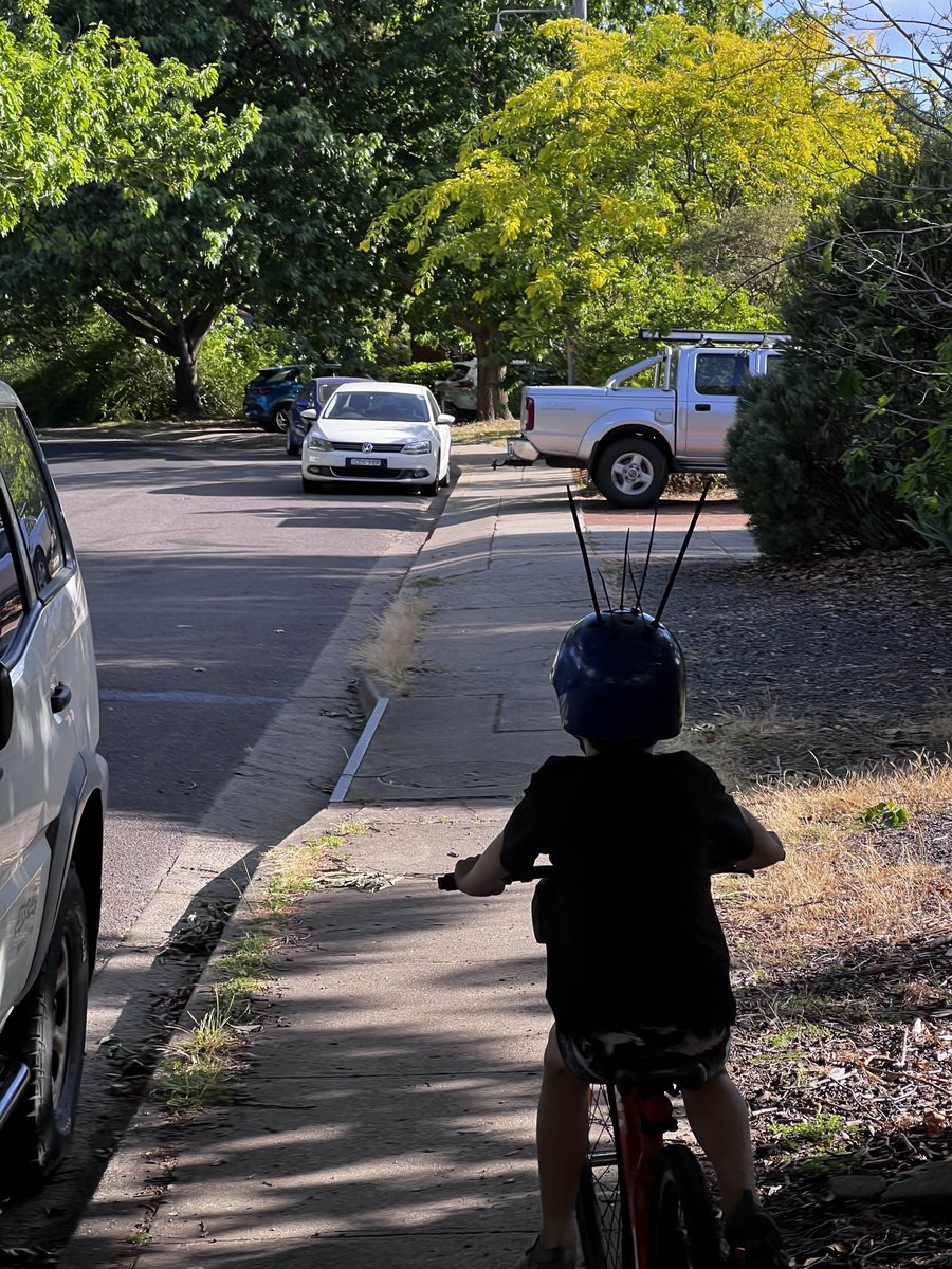 elbaroni's tweet photo. Oh, and I forgot this prick blocking the only footpath home from the Dickson Pool on Sunday. Nothing like a tow bar to the shin to really cheer up a six year old. ⁦@TCCS_ACT⁩ ⁦@actgovernment⁩ https://t.co/nj3YvUzjyP