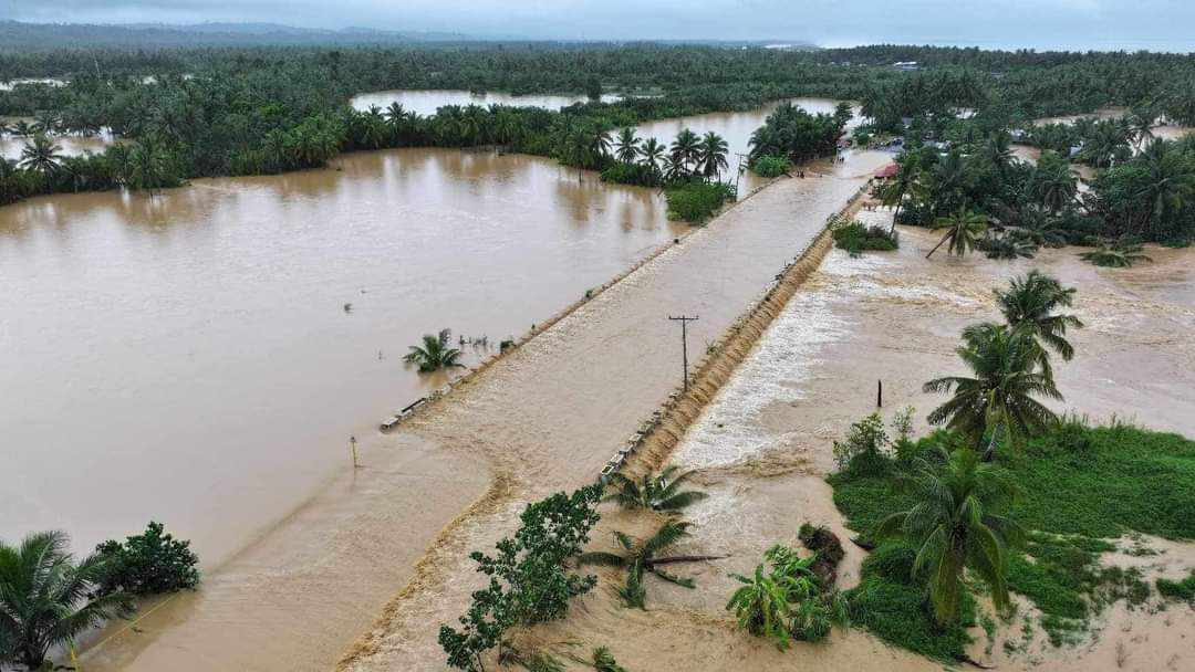 atin_northsamar's tweet photo. [ NOT SB19 RELATED ]

‼️ NORTHERN SAMAR NEEDS HELP ‼️

Our Kababayans right now are experiencing heavy floods due to nonstop rains. Some are still stuck at their homes and needed rescue.

#NorthernSamarNeedsHelp
#NorthernSamar https://t.co/N8BopawRN1