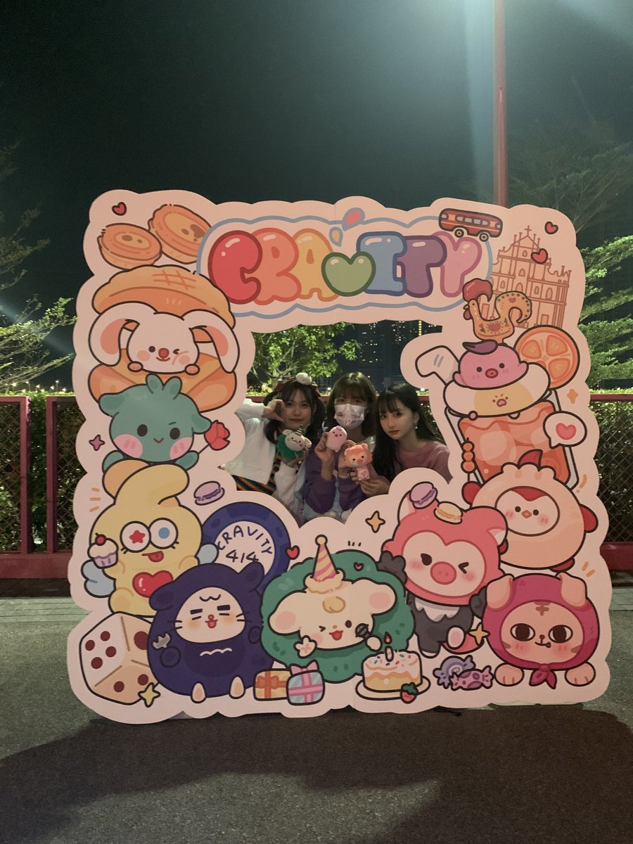 gamamayulo's tweet photo. 告一段落啦，忙忙碌碌但充实幸福的周末
私心给他们安排的都是我爱吃的东西……
但被夸好吃了哦，爷爷认证了抹茶蛋挞鸡蛋仔
米尼吃了四个蛋挞
40哥亲口对我说的“马西搜”
艾伦在台上主动说蛋挞棒棒
俊尼小心翼翼捧着大蛋糕
程敏好像也用上了9站送的支架
遇见我的王子公主们太幸福咯 https://t.co/ujhIC9eZXH
