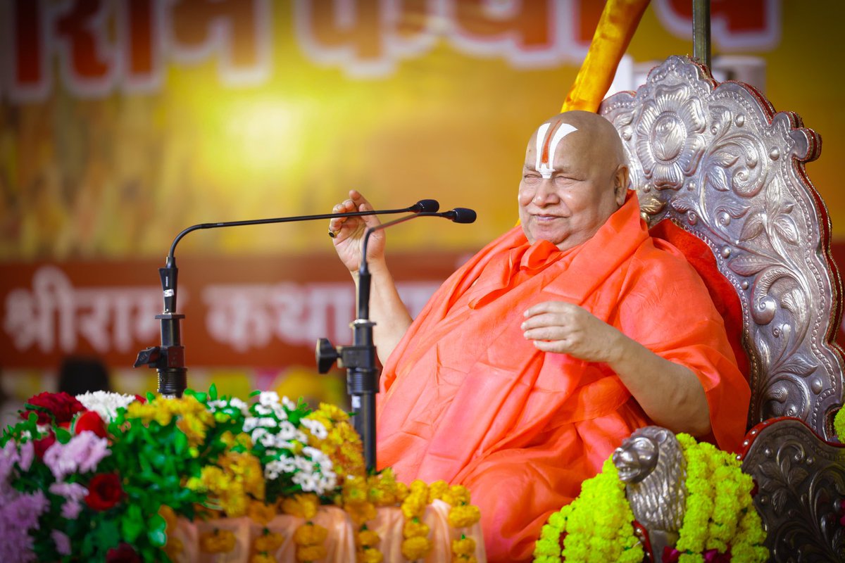 JagadguruJi's tweet photo. वैष्णव भूमि राजस्थान के बीकानेर में चल रही श्रीराम कथा के द्वितीय दिवस की मनमोहक व पवित्र झलकियां और जगद्गुरु जी के दर्शन। https://t.co/eEpI5IO5aI