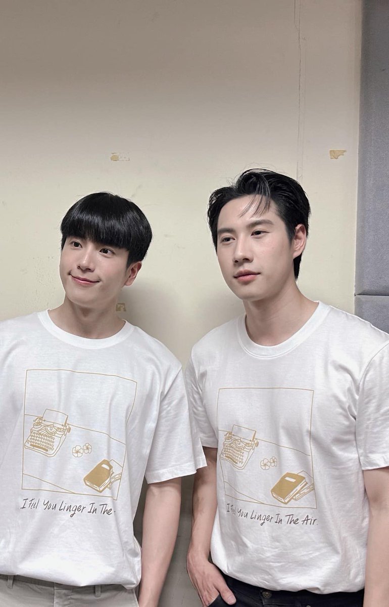 violet_rainyy's tweet photo. “พี่ใหญ่ครับ จอมแค่จะมาขอบคุณคนที่ช่วยจอมขึ้นมาจากแม่น้ำ จอมมาคนเดียวก็ได้ พี่ไม่เห็นต้องเลื่อนประชุมมาด้วยกันเลย”
“ไม่ได้ ยังไงพี่ก็ต้องมา”
“โอ๊ะ นั่นเหรอคนที่ช่วยจอม ทำไมคุ้นๆ อ่ะ”
“อืม.. ใช่ นั่นไอ้ไก่หรั่ง” 😤

🌸สานฝันแม่กันต์ธรค่ะ 😂  วงวาร ไม่มีอะไรให้เล่น
#หอมกลิ่นความรัก https://t.co/BJWFCeDbM4