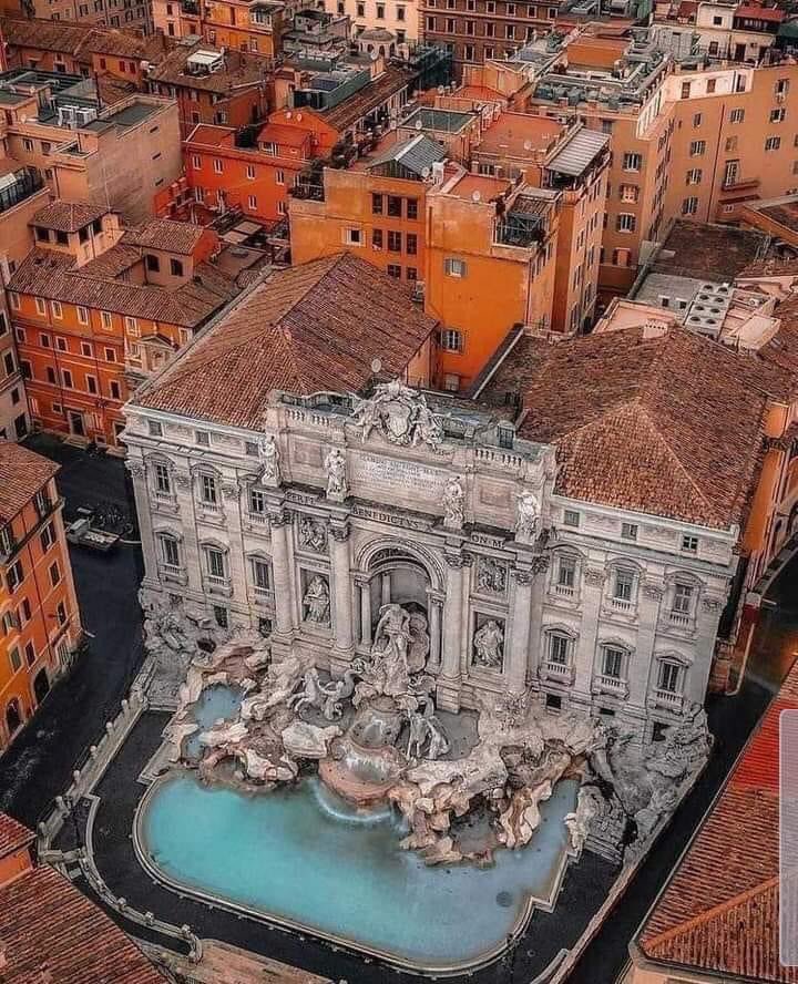 Arteymas_'s tweet photo. La fontana di Trevi, con casi 50 metros de frente, es una de las mayores fuentes monumentales del Barroco, en Roma (Italia) 
Está situada en el rione de Trevi.
Construcción: 1732-1762.
Arquitectos: Nicola Salvi, Pietro Bracci.
Estilo: Barroco. https://t.co/6bMqfjK3DF