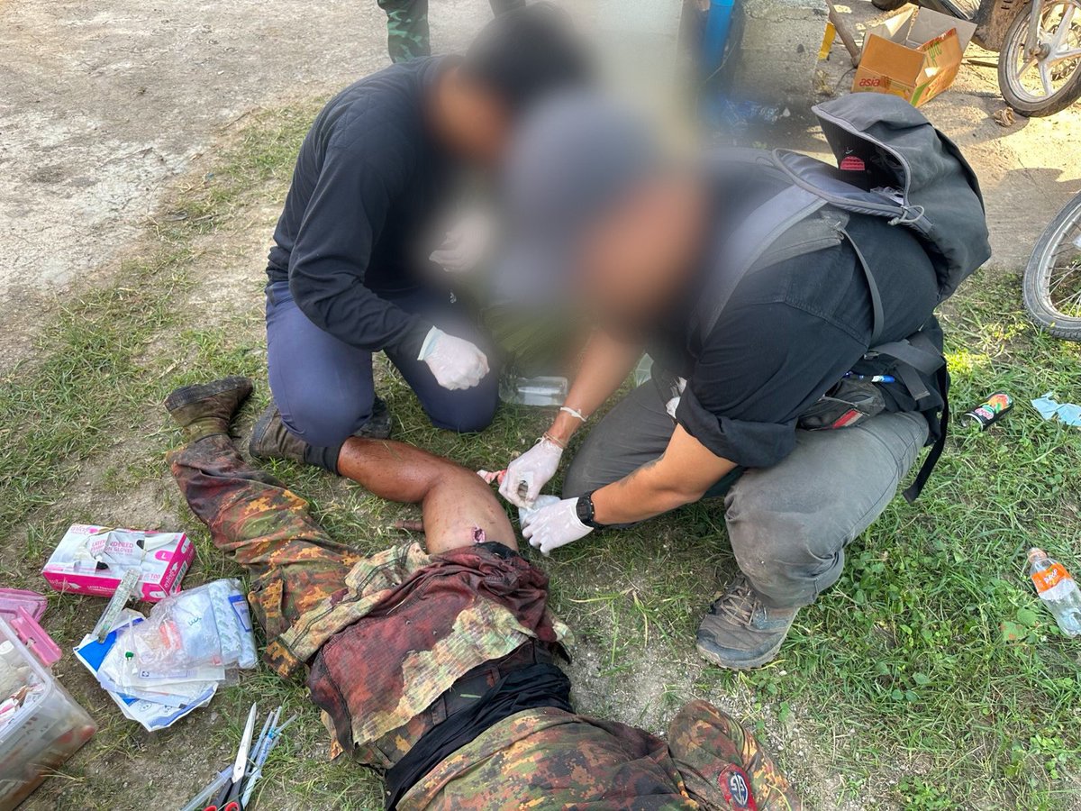 FreeBurmaRangrs's tweet photo. 13 November 2023: The Karenni Ranger team treats Burma Army soldiers captured by Karenni coalition forces (Karenni Army, Karenni National Defense Force, and People’s Defence Force) during an armed clash in Loikaw City, Karenni State, Burma. https://t.co/GivZ3Yp7Rp