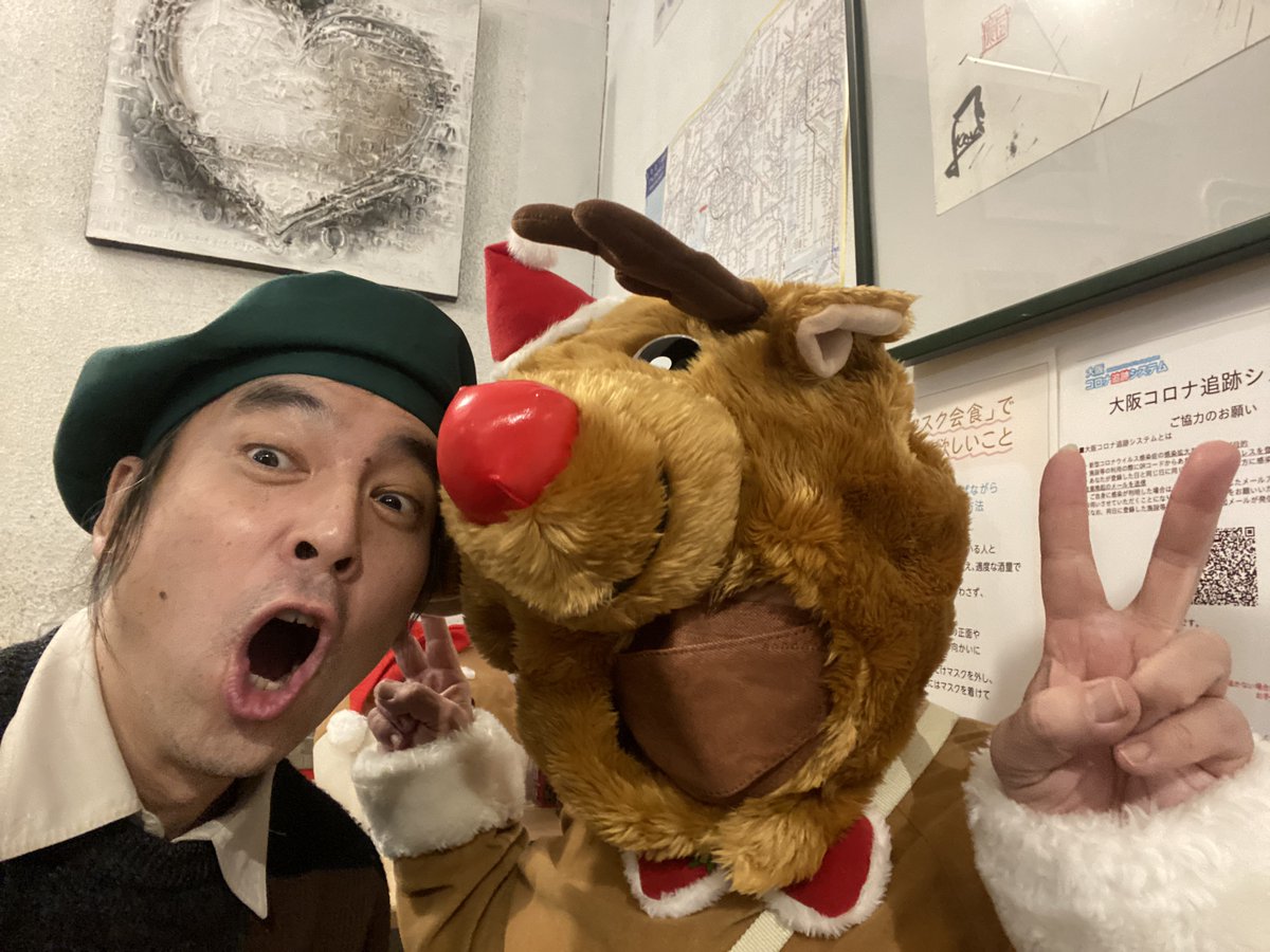 MusicspotSatone's tweet photo. 後れ馳せながら、なんと今頃お店のX（旧Twitter）始めました。みなさまよろしくお願いいたします。おめでたいじんたトナカイとの写真が第一号でございます🤣 https://t.co/5zEtf2nLXR
