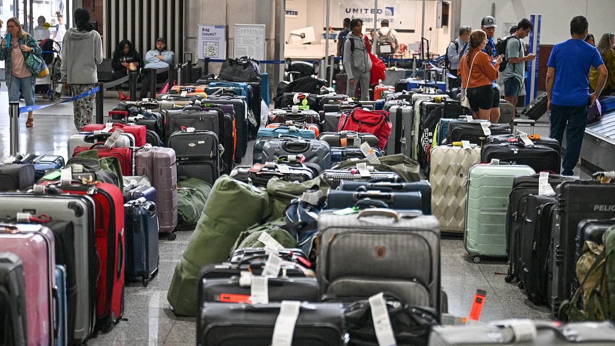 DailyMail's tweet photo. Greedy airlines will make record $118 BILLION in add-on 'junk' fees this year - as grasping bosses resist Biden's attempts to stop them gouging cash from flyers https://t.co/S2m4LSBzm9 https://t.co/9ZvF5frI3w