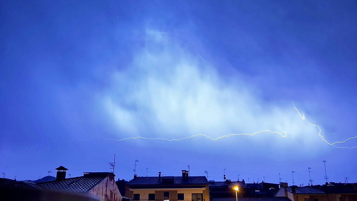 delriomiquel's tweet image. Sant Celoni

@meteocat @alexmegapc @btveltemps @AEMET_Cat @eltempsTV3 #eltempstv3 @TomasMolinaB @meteorac1 @ARAmeteo @SoniaPapell #fotovalles_votv @ElTiempo_tve @ElTiempoA3 @MeteoMauri @eloicordomi @SergiLoras @ElTiempoes @tiempobrasero @gemmapuigf @P4Estacions @XFreixes #llamp