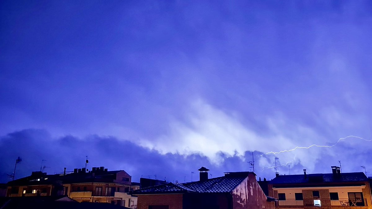 delriomiquel's tweet image. Sant Celoni

@meteocat @alexmegapc @btveltemps @AEMET_Cat @eltempsTV3 #eltempstv3 @TomasMolinaB @meteorac1 @ARAmeteo @SoniaPapell #fotovalles_votv @ElTiempo_tve @ElTiempoA3 @MeteoMauri @eloicordomi @SergiLoras @ElTiempoes @tiempobrasero @gemmapuigf @P4Estacions @XFreixes #llamp