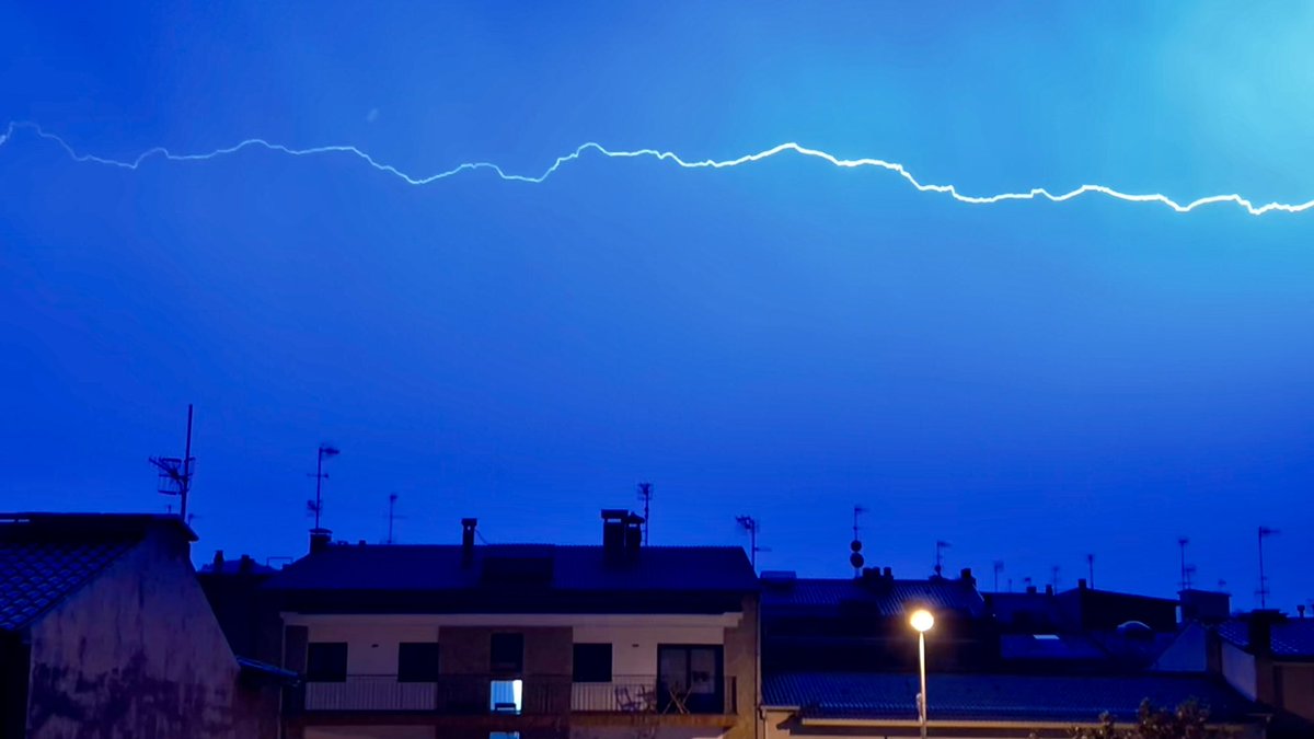 delriomiquel's tweet image. Sant Celoni

@meteocat @alexmegapc @btveltemps @AEMET_Cat @eltempsTV3 #eltempstv3 @TomasMolinaB @meteorac1 @ARAmeteo @SoniaPapell #fotovalles_votv @ElTiempo_tve @ElTiempoA3 @MeteoMauri @eloicordomi @SergiLoras @ElTiempoes @tiempobrasero @gemmapuigf @P4Estacions @XFreixes #llamp