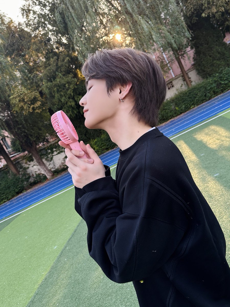 WayV_official's tweet photo. 🐻💦🌬

#KUN #钱锟 #쿤 
#WayV #威神V 
#PoppinLove #心动预告 
#OnMyYouth 
#WayV_OnMyYouth https://t.co/8yNbhzEMbO