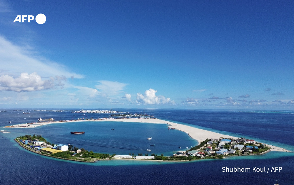 Maldives to battle rising seas by building fortress islands.

Rising sea levels threaten to swamp the Indian Ocean archipelago, but the new president says he has scrapped plans to relocate citizens and instead will reclaim land and build islands higher

u.afp.com/5ULN