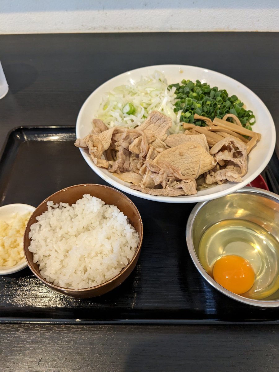 2rinha_kdx250sr's tweet photo. 滑り込み鶏油まぜそば(^q^)うまー
玉子を落として親子まぜそばに…いや豚が居るから家族そばか…？
#FATTON #ファットン https://t.co/8nKVDJm9xf