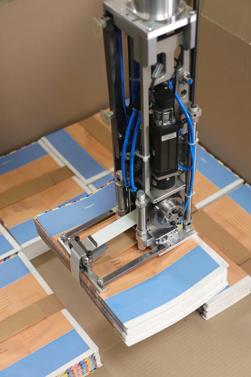 JGrahamTech's tweet image. The Collect To Box (CTB) solution is a scalable system to receive stacks of products (i.e., folded, stitched perfect bound, etc.) from nearly any delivery &amp;amp; process stacks without human intervention into gaylords, standard boxes or pallets. #postpress palamides-usa.com/news-reader/pr…