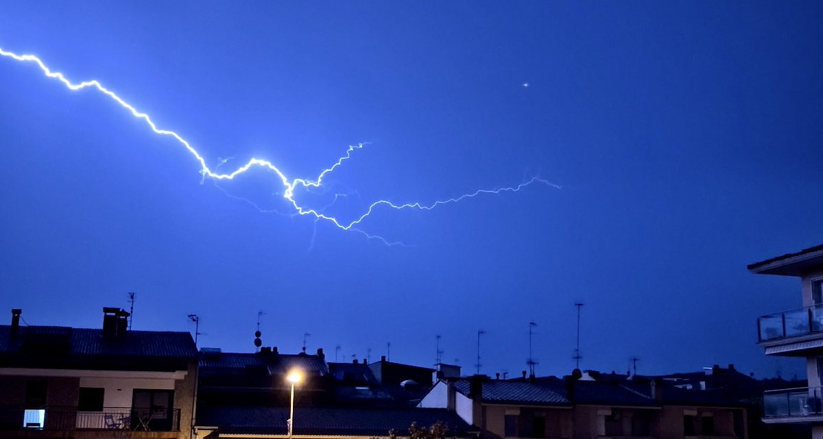 delriomiquel's tweet photo. #santceloni @meteocat @alexmegapc @btveltemps @AEMET_Cat @eltempsTV3 #eltempstv3 @TomasMolinaB @meteorac1 @ARAmeteo @SoniaPapell #fotovalles_votv @ElTiempo_tve @ElTiempoA3 @MeteoMauri @eloicordomi @SergiLoras @ElTiempoes @tiempobrasero @gemmapuigf @P4Estacions @XFreixes #llamp https://t.co/99p4xVbY5H