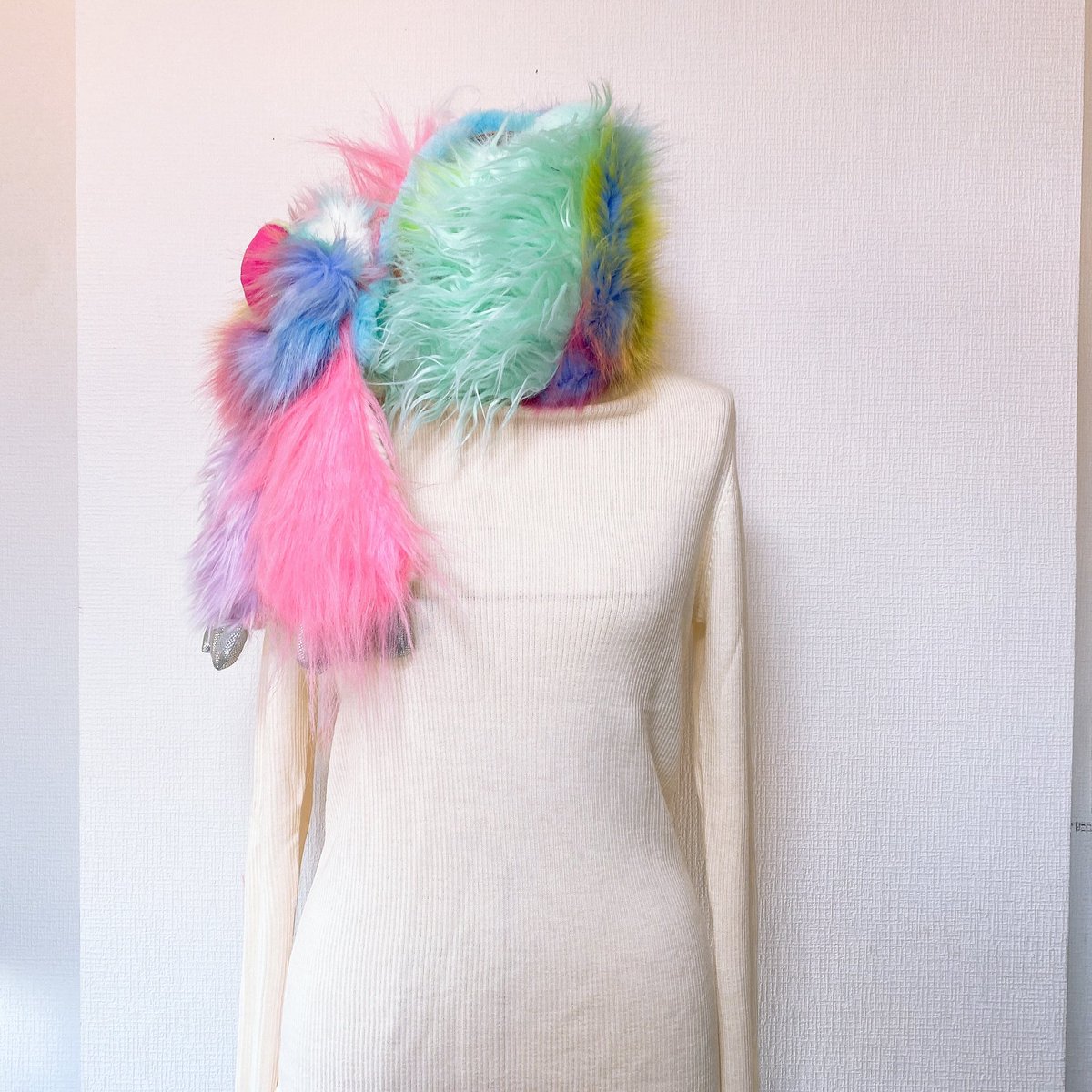 yokozxcv's tweet image. 北海道でもんちゃんを盗んだ方、近くの警察に返してください。お客様は盗難届出してます。大変お気に入りの子がいなくなり、困っています。
また、このマフラーをつけている人を見たら、警察に通報お願いします。