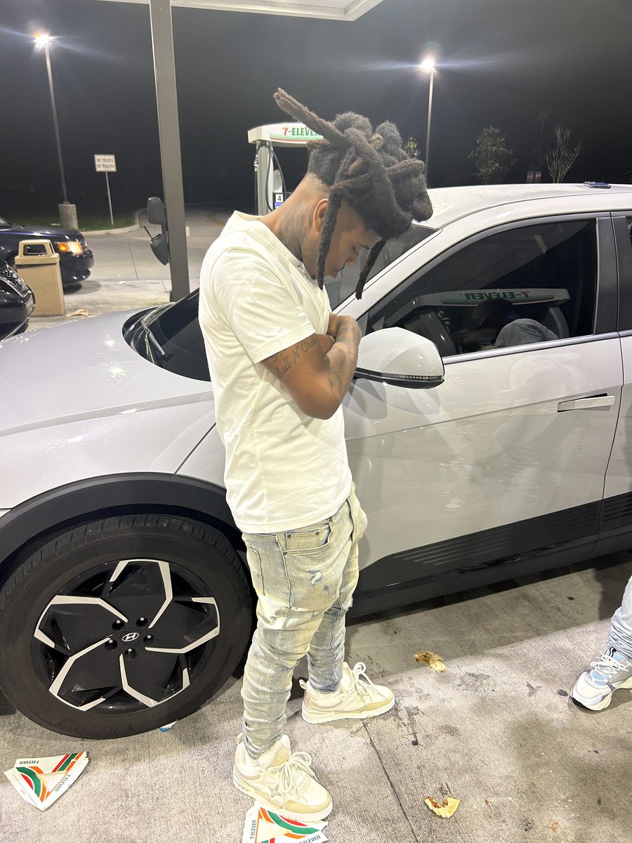 _Gilshard03's tweet photo. Young Nigga Got The Block Jumping Like A Jack Rabbit Failed All My Other Classes Stayed Up In Mathematics 🔋💰🧼
#floridaclassic23 https://t.co/Ej14ATtNPb