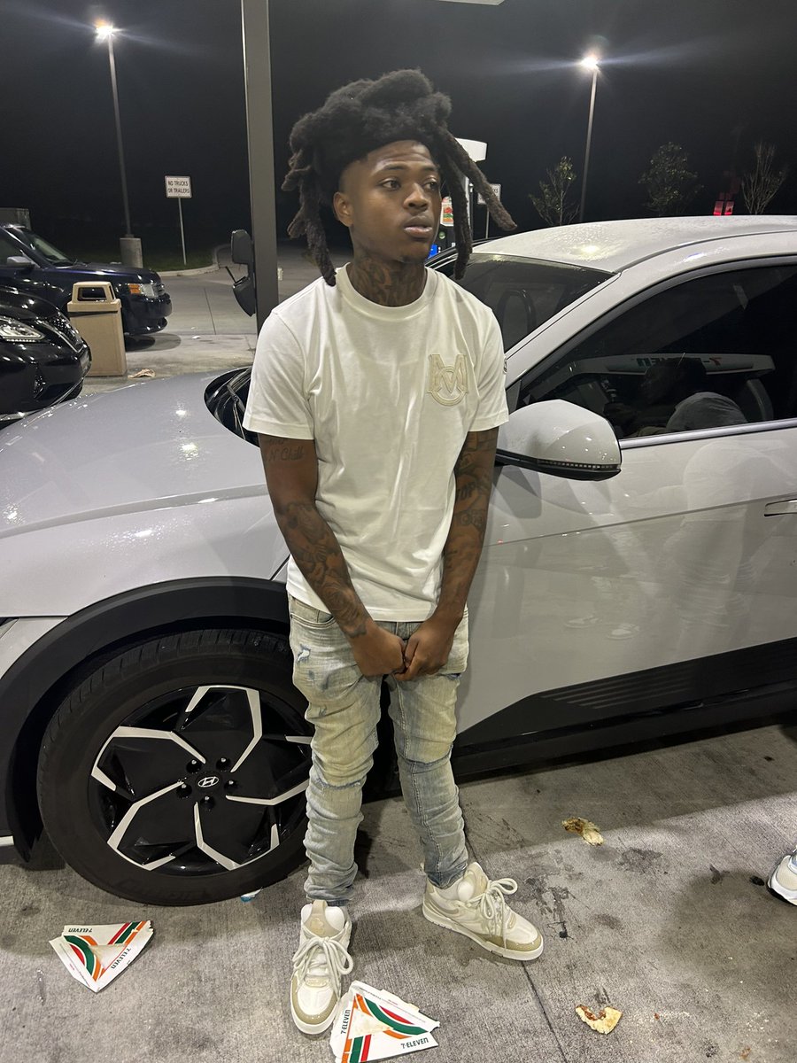_Gilshard03's tweet photo. Young Nigga Got The Block Jumping Like A Jack Rabbit Failed All My Other Classes Stayed Up In Mathematics 🔋💰🧼
#floridaclassic23 https://t.co/Ej14ATtNPb