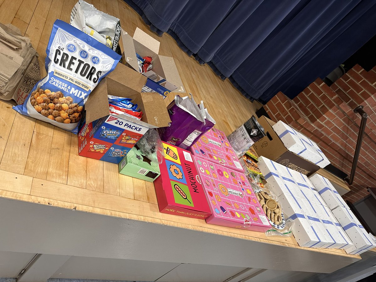 TMJeffrey12's tweet photo. We have the BEST parents @MinerSchool Thank you so much to all the families who brought in goodies to fuel our teachers during parent-teacher conferences! The staff were so grateful! @NSSEO_org https://t.co/WoL8TDTJvO