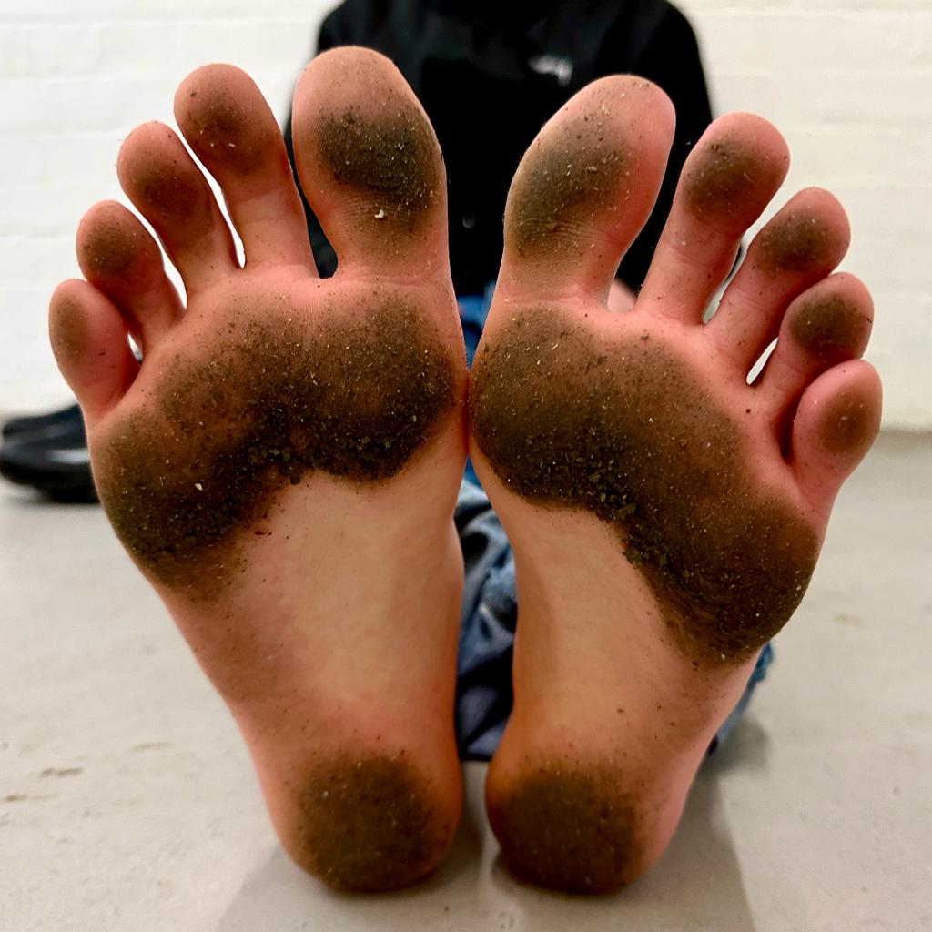 Time to start posting again, now whos gonna lick these clean?

#dirtyfeet