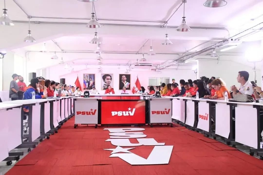 Se celebró la reunión extraordinaria del PSUV con la dirección nacional. Todos reconocieron la masiva participación del pueblo en el simulacro electoral.

#ConMaduroMásUnidad @Nahumfernandezm
