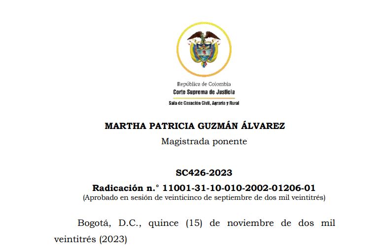 JurisprudenCol's tweet photo. Ordenan a exmagistrado reconocer los hijos que negó por 38 años.

La Corte Suprema de Justicia, en sentencia de casación, confirmó que el exmagistrado del Consejo de Estado, Nicolás Pájaro Peñaranda, es el padre de dos hijos que negó por 38 años.  Ese mismo año, 1985, unas semanas antes del asalto al Palacio de Justicia, nacieron los gemelos José Luis y Juan David Serna Arbeláez, hijos de una relación extramatrimonial del entonces magistrado auxiliar Nicolás Pájaro con la señora Martha Serna Arbeláez. Uno de los niños, Juan David, tuvo problemas en su nacimiento y tiene limitaciones desde entonces. El magistrado se olvidó de los niños y la madre entabló una demanda de filiación para que el magistrado reconociera la paternidad de los gemelos. En esa época efectuaron una prueba de sangre que demostró la compatibilidad entre los hijos negados y el magistrado. Sin embargo el juzgado primero civil de menores decidió negar la paternidad en 1988.

Quince años después, cuando fueron legalmente aprobados los test de ADN, la mamá de los niños insistió en la demanda. En el año 2003 el juzgado décimo de familia de Bogotá acogió la tesis del importante magistrado según la cual, ya había “cosa juzgada” en el asunto. Y no tenía que someterse a la prueba genética. Los niños crecieron y uno de ellos, José Luis Serna Arbeláez, decidió hacerse abogado, como el papá. Con los conocimientos adquiridos en la universidad reemprendió el pleito para que los reconociera. Mediante una acción de tutela pidió que el magistrado Pájaro Peñaranda se sometiera a la prueba de ADN. El joven abogado perdió el caso ante el magistrado en el Tribunal Superior de Bogotá y en la Sala Civil de la Corte Suprema de Justicia. Finalmente, la Corte Constitucional en revisión determinó que el Juzgado Décimo de Familia debía ordenar la práctica del examen de ADN al magistrado Pájaro.

Desde esa perspectiva, los reparos planteados en esta sede relacionados con la errada apreciación de las constancias de inasistencia a la práctica de la prueba de ADN y de la justificación esgrimida por el convocado para no someterse a ella; así como la valoración de los testimonios recibidos en la audiencia de instrucción o la aplicación de la presunción legal de paternidad porque fueron producidos en un «segundo e indebido juzgamiento», de ninguna manera podrían constituir un error de hecho manifiesto y trascendente con el alcance de quebrar el fallo impugnado.

De lo anterior, Obsérvese que si no triunfó la excepción previa de la cosa juzgada y la Corte Constitucional ordenó la práctica de la prueba de ADN, no existía ninguna justificación para que el demandado mantuviera su actitud renuente de acatar esa orden del juez constitucional, pues aún si sus expectativas en la suerte definitiva del proceso siguieran cimentadas en la excepción de falta de legitimación pasiva por el acaecimiento del fenómeno de la cosa juzgada, de todas maneras su comportamiento procesal daba a entender que estaba dispuesto a asumir las consecuencias derivadas de su renuencia o rebeldía a someterse a la prueba de ADN como en efecto ocurrió. En esa medida, ningún yerro fáctico se advierte en la sentencia del Tribunal por haber avalado el fallo del a quo también en ese aspecto.

Pese a la decisión del alto tribunal constitucional, Nicolás Pájaro se mostró renuente a cumplir la sentencia. Siempre encontró la forma de evitar hacerse la prueba genética. Así que el juzgado determinó que, como lo ordena la ley, debía ser declarado padre. El doctor Pájaro Peñaranda apeló nuevamente y la sentencia fue confirmada por el Tribunal Superior de Bogotá. Por decisión de cierre, el señor exmagistrado Nicolás Pájaro Peñaranda es el padre de José Luis y Juan David Serna Arbeláez. La sentencia también ordena que les pague a los hijos negados el 50% de los salarios y rentas que el exmagistrado ha recibido desde el 22 de agosto de 1985, la fecha en que nacieron, hasta hoy. A valor actualizado y presente.

Portal de actualización Jurisprudencial. Solicita tu suscripción aquí 👉 https://t.co/LAQoZz9cUI