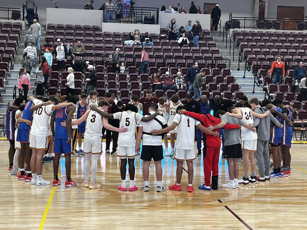 TheViewBBall_'s tweet photo. Double wins tonight for JV and Varsity v. Lake Hamilton! 🔴🏀🔵
#TheView
@p_parkviewlrsd @lrsd 
@ADAndersonPV @RustonRifle @crushwhite @ClintThomas42 https://t.co/WzOAlHT3vE