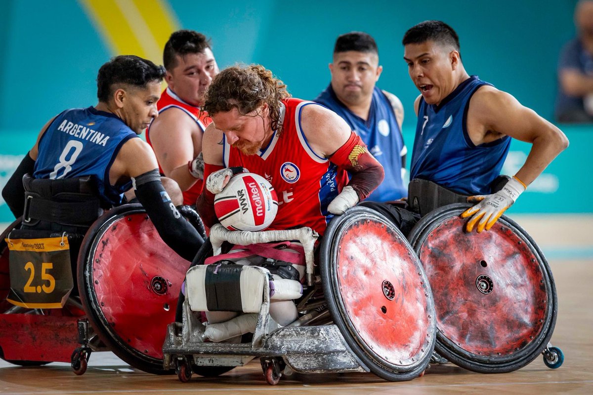 ClaudiaPizarro's tweet photo. Desde la población San Ricardo de La Pintana a la Selección Chilena de Rugby Adaptado: Acompañamos a Jonathan Flores en todas sus contiendas de los #Parapanamericanos @santiago2023. Qué lección de compromiso nos dan estos corajudos deportistas! 🧵 https://t.co/C18c2c5bqm