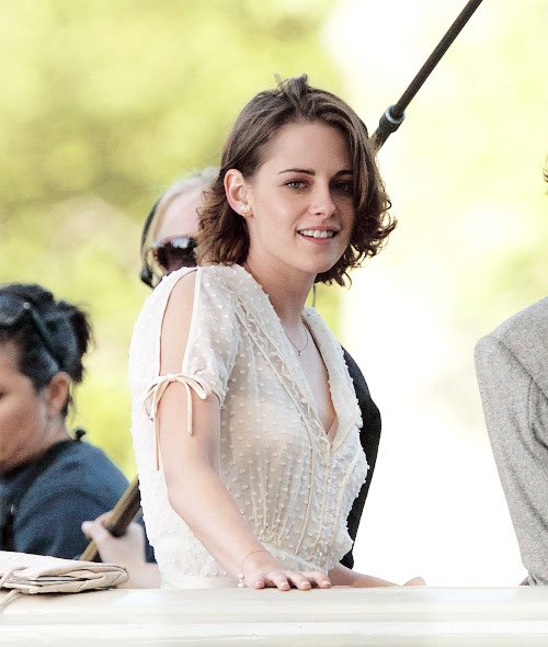 bestofkristenj's tweet photo. Kristen Stewart filming in NYC | Oct. 21st, 2015 https://t.co/oI4el882ad