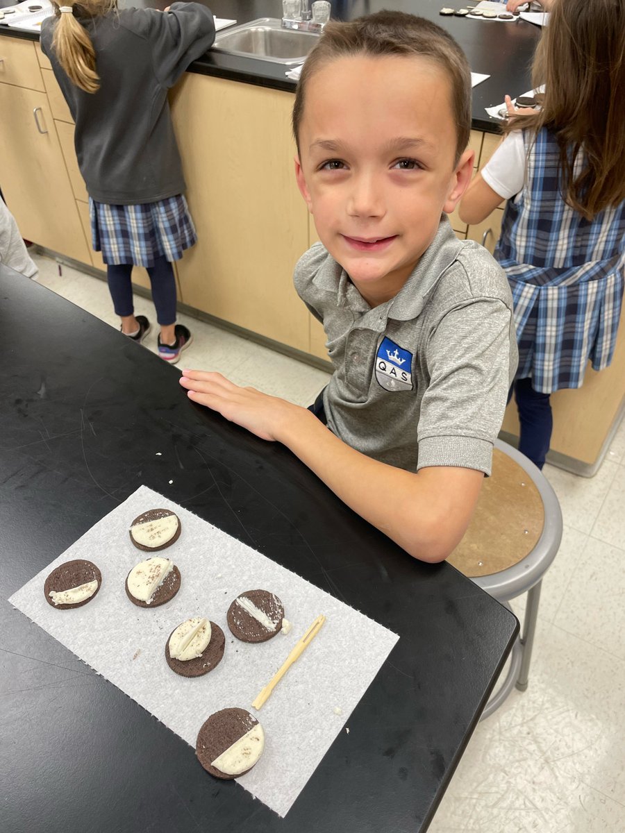 QASSchool's tweet photo. First grade moon🌙 phases with Oreo’s! Yummy!! https://t.co/pcoWamVwRl