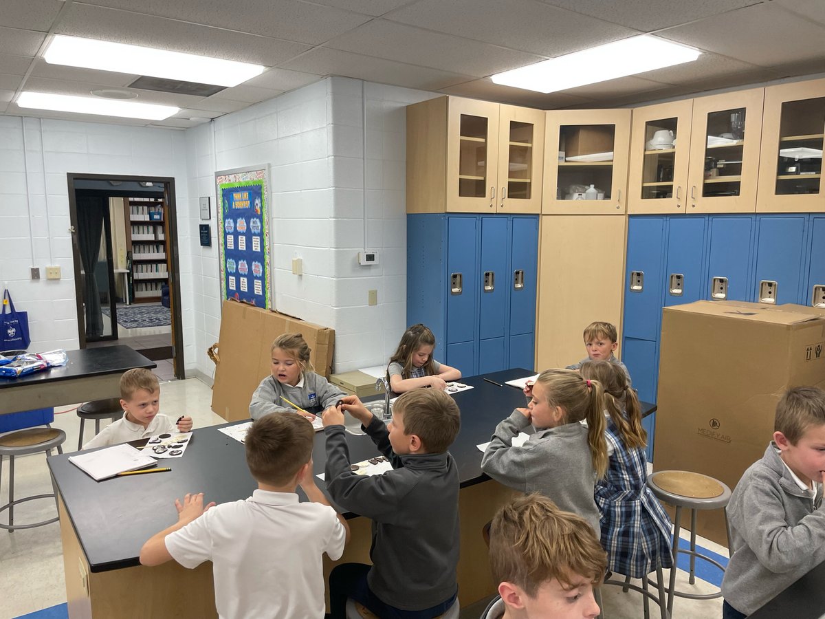 QASSchool's tweet photo. First grade moon🌙 phases with Oreo’s! Yummy!! https://t.co/pcoWamVwRl
