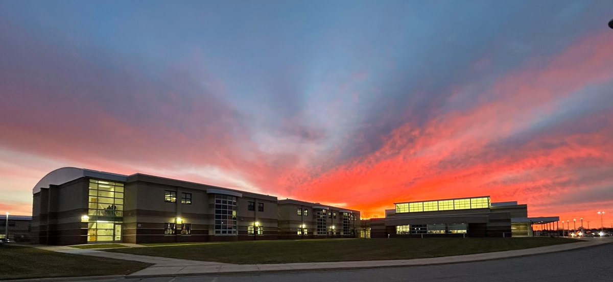 What a show nature put on for us this morning at Fowlerville High School! 🌅✨ Hope you all had a marvelous Monday and are ready for a restful and joyful Thanksgiving break starting Wednesday!