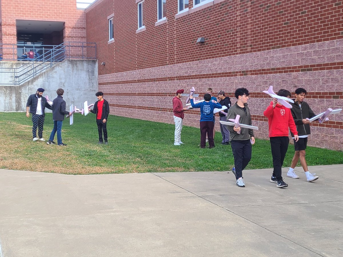 craig_teacher's tweet photo. Today we flew the gliders that the students designed and built from scratch. Thank you @NASA FoilSim for having the online resource available. Love this student engagement. @TuscaroraHS @LCPScte #THSTechEd https://t.co/uJdbuPhz5b